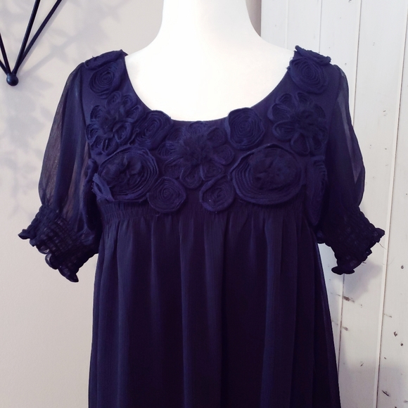 FLOWY CHIFFON BLACK DRESS FLOWER APPLIQUE - Picture 3 of 10